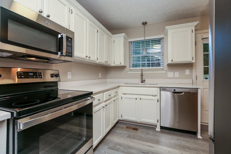 2,255/Mo, 3324 Hamilton Church Rd Antioch, TN 37013 Kitchen View 2