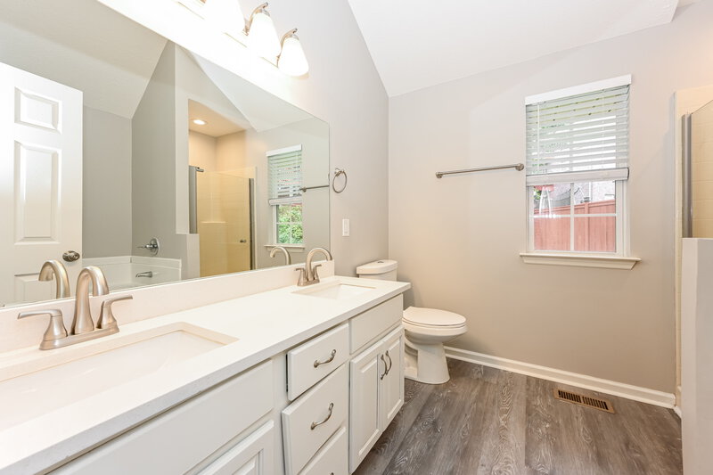 2,340/Mo, 5904 Banning Cir Antioch, TN 37013 Main Bathroom View