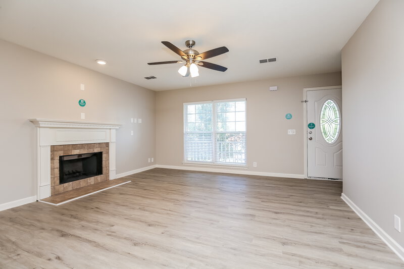 2,990/Mo, 7016 Zither Ln La Vergne, TN 37086 Living Room View 2