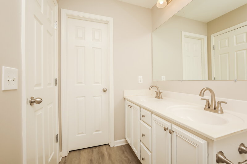 2,990/Mo, 7016 Zither Ln La Vergne, TN 37086 Main Bathroom View