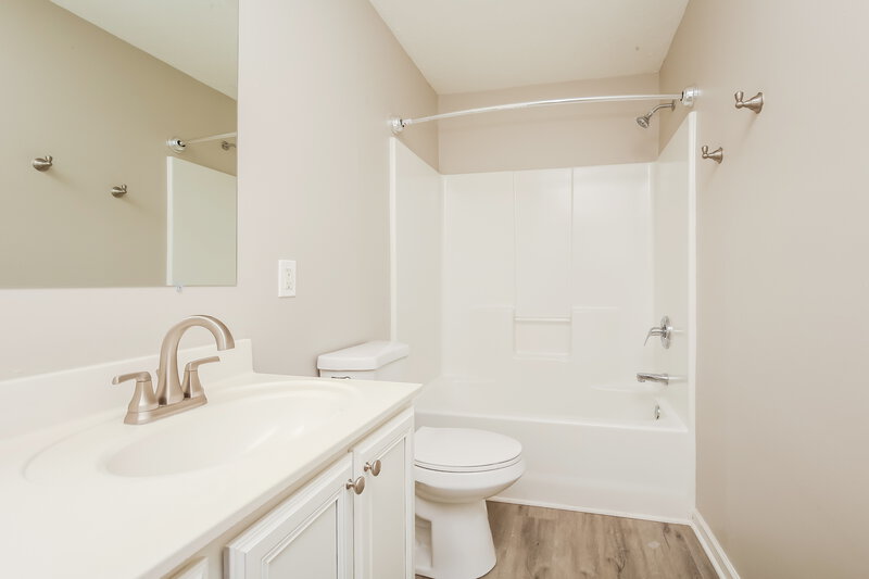 2,990/Mo, 7016 Zither Ln La Vergne, TN 37086 Bathroom View