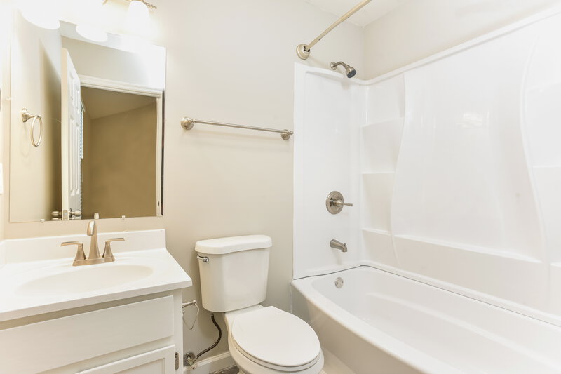 2,110/Mo, 3004 W Towne Village Ct Antioch, TN 37013 Main Bathroom View
