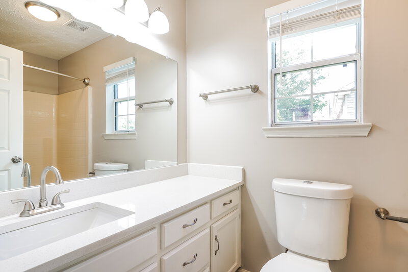2,220/Mo, 1046 Cedar Creek Village Rd Mount Juliet, TN 37122 Main Bathroom View