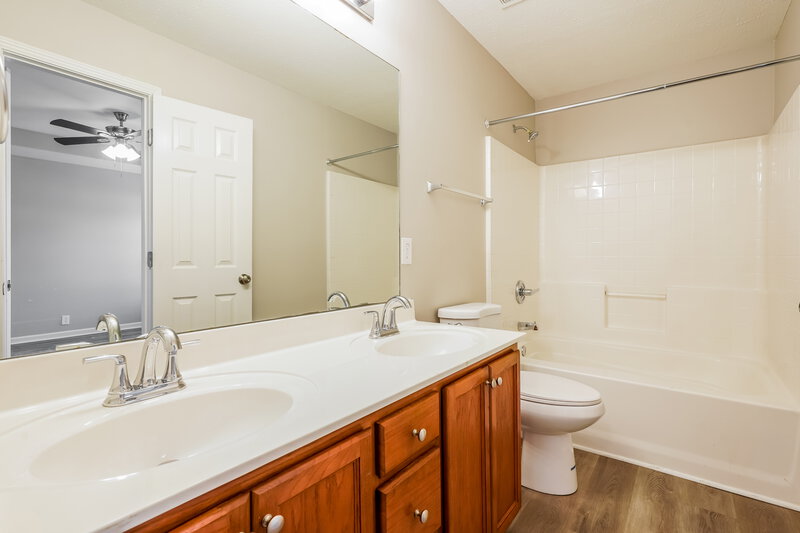 2,326/Mo, 717 Winchester Pl Antioch, TN 37013 Main Bathroom View