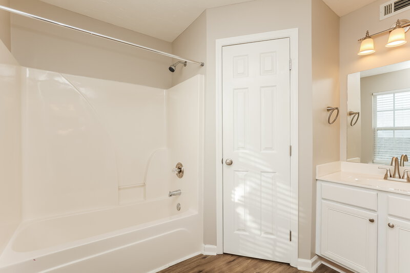 2,020/Mo, 2304 Edge O Lake Dr Antioch, TN 37013 Main Bathroom View