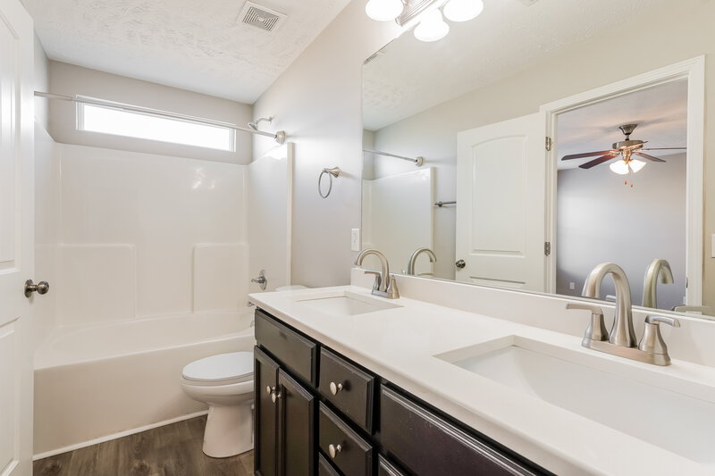 1,860/Mo, 1711 Bellamy Ln Murfreesboro, TN 37128 Main Bathroom View