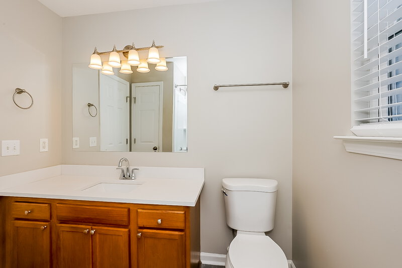 2,960/Mo, 7552 W Winchester Dr Antioch, TN 37013 Main Bathroom View