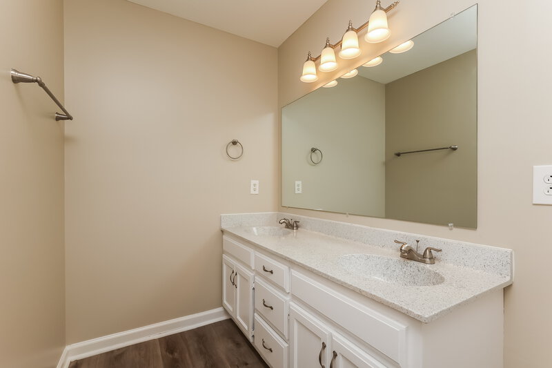 2,350/Mo, 3904 Waterford Way Antioch, TN 37013 Bathroom View 2