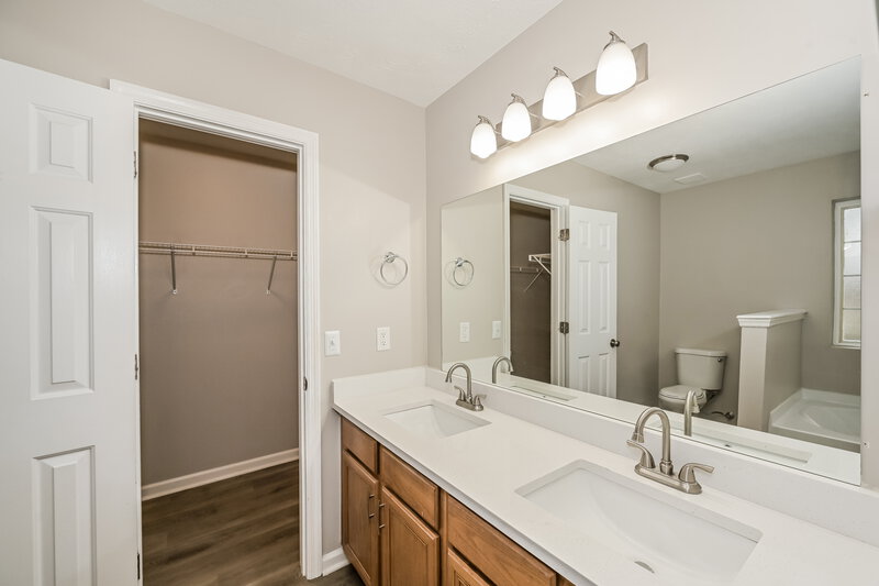 2,115/Mo, 416 Lake Forest Dr La Vergne, TN 37086 Main Bathroom View