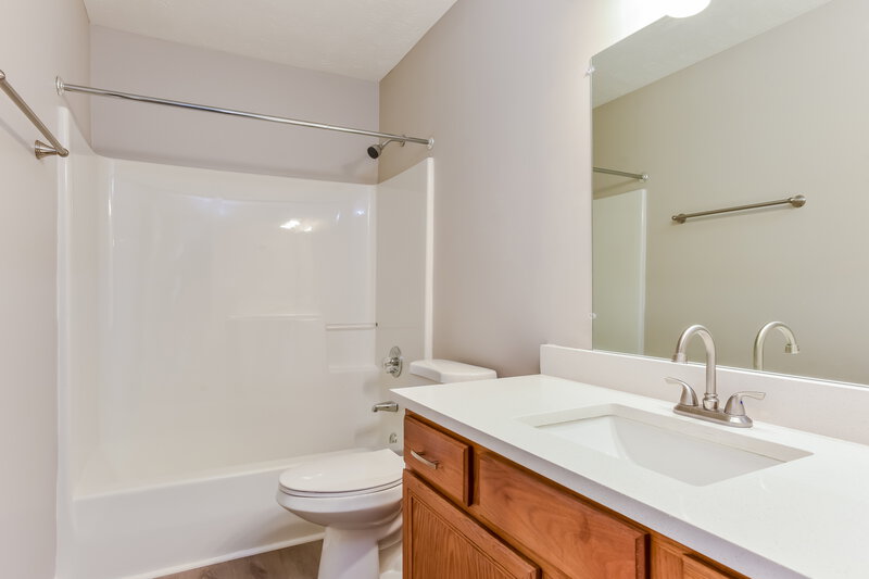 3,010/Mo, 416 Lake Forest Dr La Vergne, TN 37086 Main Bathroom View 2