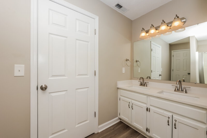 2,090/Mo, 171 Bill Stewart Blvd La Vergne, TN 37086 Main Bathroom View