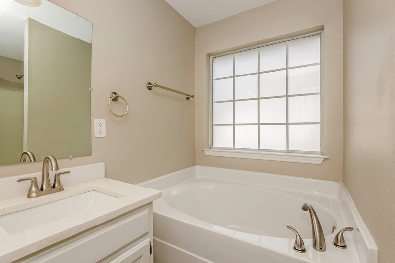 2,090/Mo, 171 Bill Stewart Blvd La Vergne, TN 37086 Main Bathroom View 2