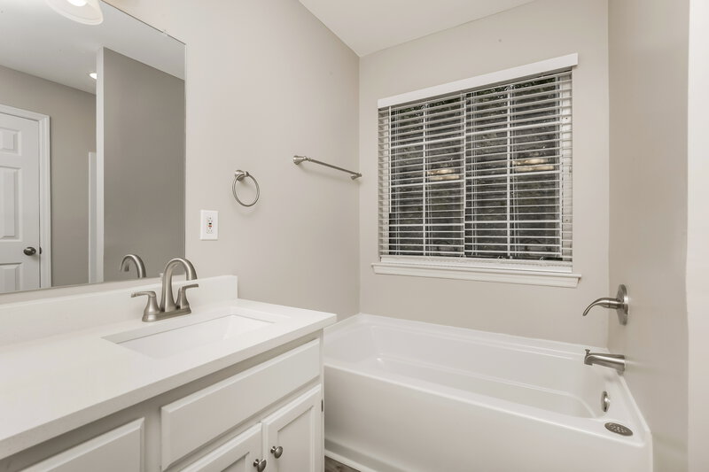 1,900/Mo, 1216 Danbury Ct Nashville, TN 37214 Main Bathroom View 2