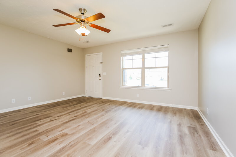 2,640/Mo, 1806 Warmingfield Dr Murfreesboro, TN 37127 Living Room View 2