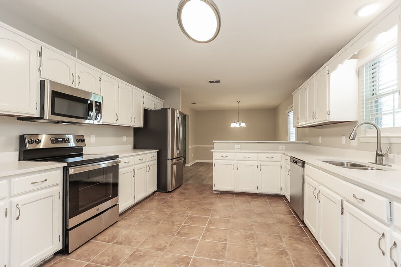 2,255/Mo, 101 Cedar Bend Ct La Vergne, TN 37086 Kitchen View 2