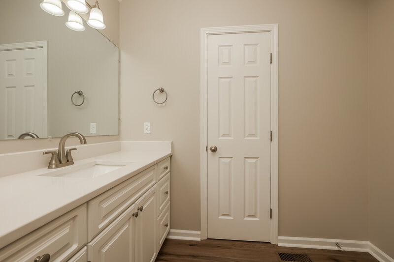 1,960/Mo, 6131 Steve Scarlett Pl La Vergne, TN 37086 Main Bathroom View