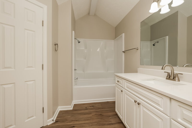 1,960/Mo, 6131 Steve Scarlett Pl La Vergne, TN 37086 Main Bathroom View 2