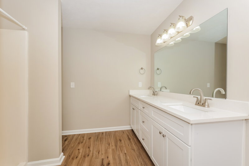 1,930/Mo, 1147 Benton Mason Dr La Vergne, TN 37086 Main Bathroom View