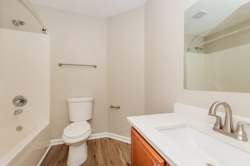 1,930/Mo, 1147 Benton Mason Dr La Vergne, TN 37086 Bathroom View