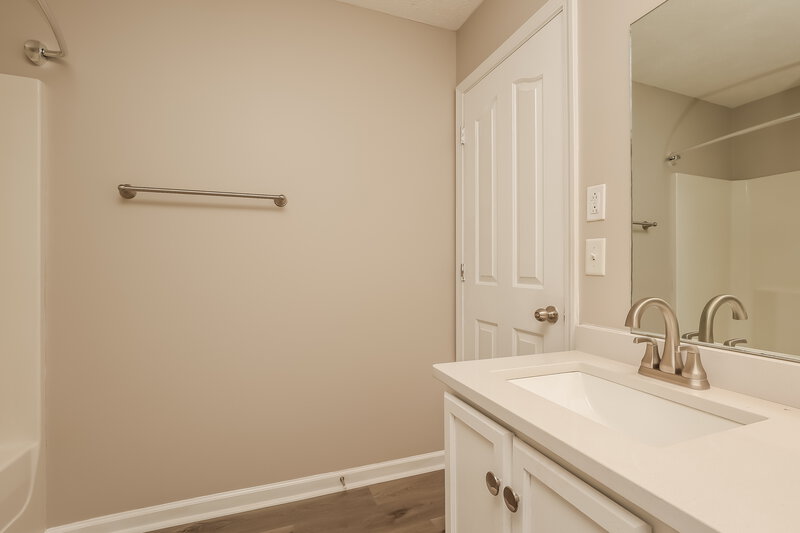 2,015/Mo, 1919 Odessa Ave Murfreesboro, TN 37128 Bathroom View 2