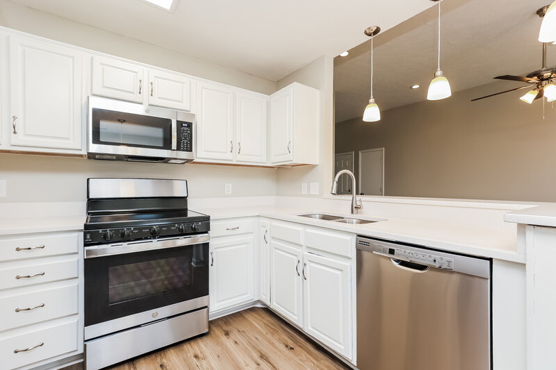 1,870/Mo, 5700 Murphywood Xing Antioch, TN 37013 Kitchen View 2