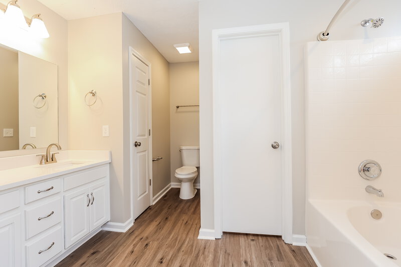 1,870/Mo, 5700 Murphywood Xing Antioch, TN 37013 Main Bathroom View