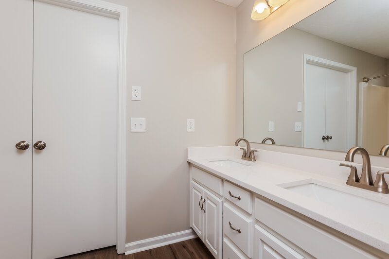 1,870/Mo, 5700 Murphywood Xing Antioch, TN 37013 Main Bathroom View 2