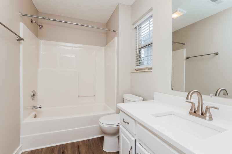 1,870/Mo, 5700 Murphywood Xing Antioch, TN 37013 Bathroom View