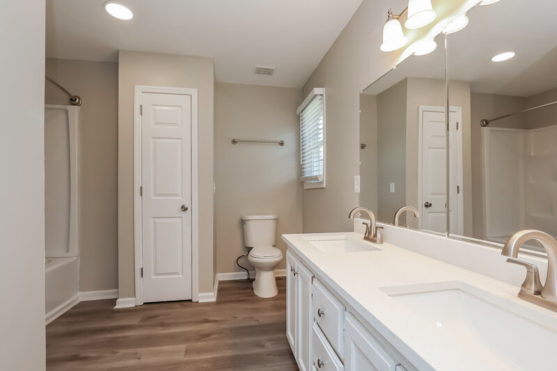 2,375/Mo, 2017 Skyline Dr Goodlettsville, TN 37072 Main Bathroom View