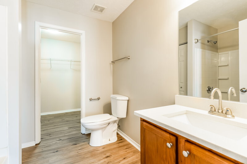 1,965/Mo, 2803 Creekbend Dr Nashville, TN 37207 Main Bathroom View