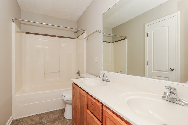 2,550/Mo, 3208 Sailmist Pt Antioch, TN 37013 Main Bathroom View