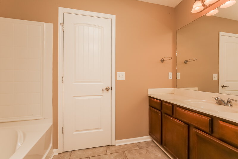 2,120/Mo, 325 Birchclay Pt N Antioch, TN 37013 Main Bathroom View 3