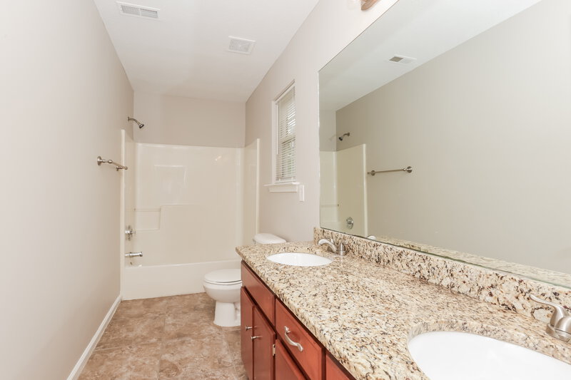 1,900/Mo, 612 Big River Run Antioch, TN 37013 Main Bathroom View