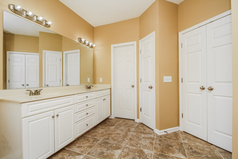 1,950/Mo, 2429 Evanfield Ct Antioch, TN 37013 Main Bathroom View 2