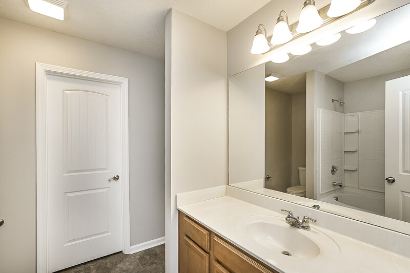 2,700/Mo, 617 Southbeach Cove Antioch, TN 37013 Main Bathroom View