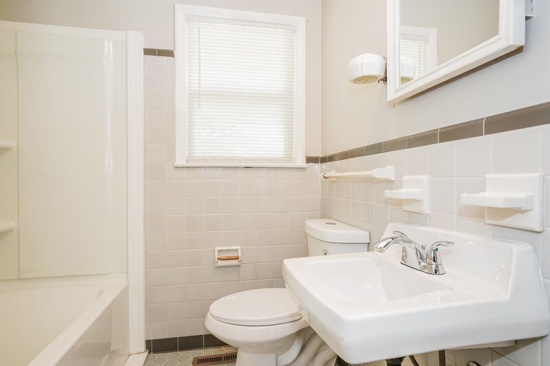 2,280/Mo, 112 Bush Ave Gallatin, TN 37066 Main Bathroom View