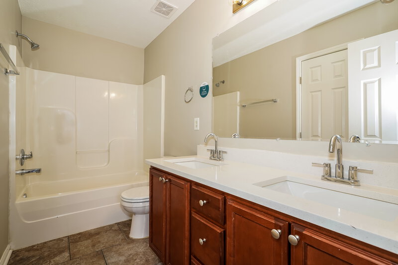 1,585/Mo, 8013 Logan Dr La Vergne, TN 37086 Main Bathroom View