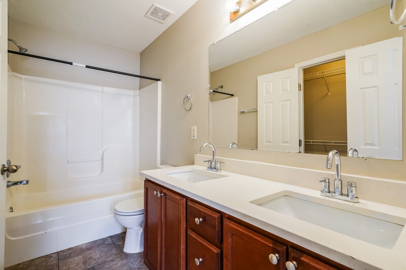 1,590/Mo, 8013 Logan Dr La Vergne, TN 37086 Main Bathroom View
