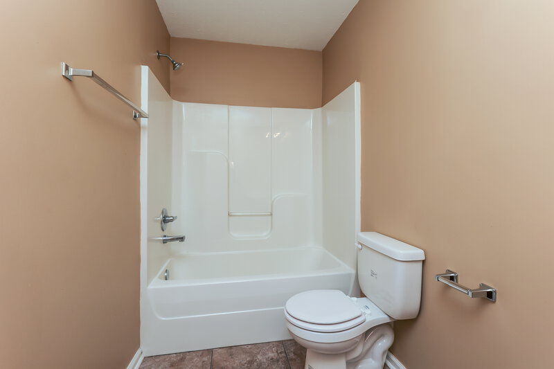 1,585/Mo, 8013 Logan Dr La Vergne, TN 37086 Bathroom View 2