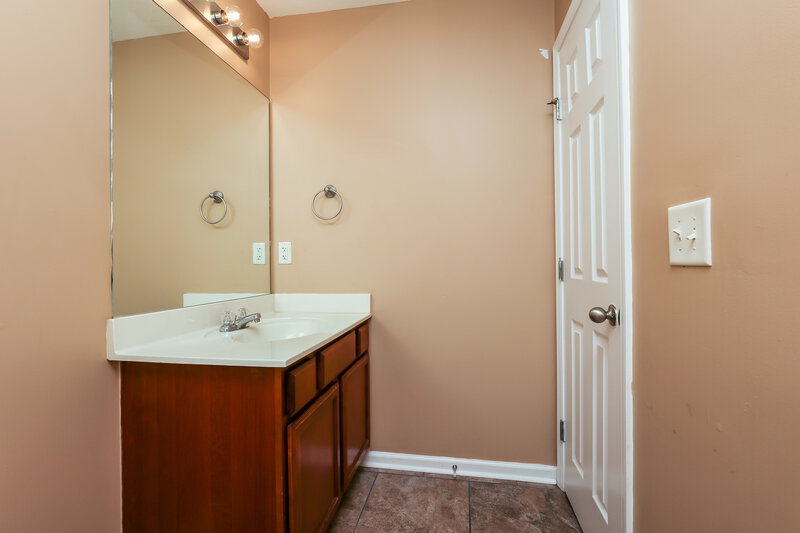 1,585/Mo, 8013 Logan Dr La Vergne, TN 37086 Bathroom View 4