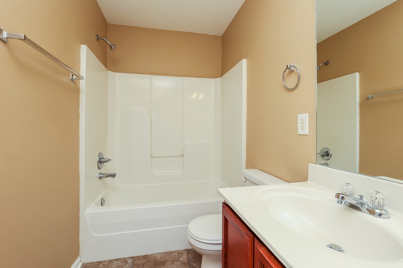 1,585/Mo, 8013 Logan Dr La Vergne, TN 37086 Bathroom View 5