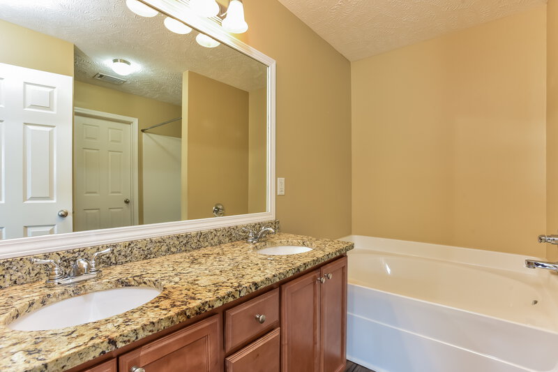 2,650/Mo, 1108 Harmony Ln La Vergne, TN 37086 Main Bathroom View