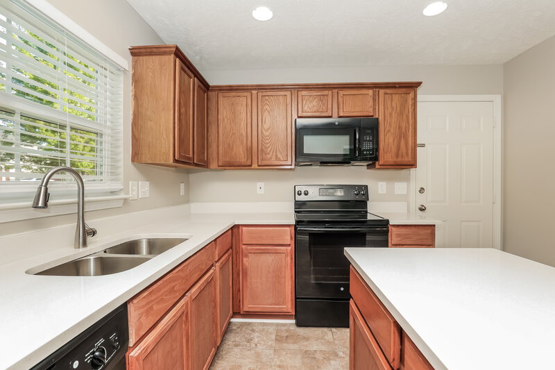 1,900/Mo, 1391 E Nir Shreibman Blvd La Vergne, TN 37086 Kitchen View 2