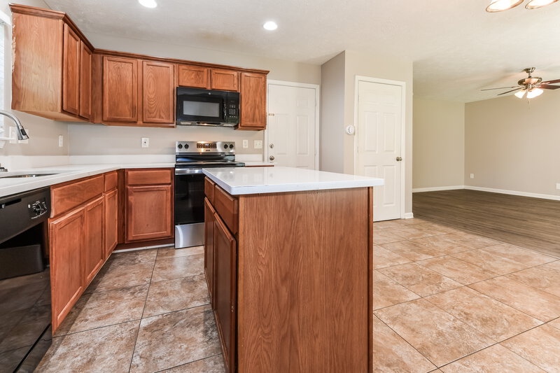 1,985/Mo, 1391 E Nir Shreibman Blvd La Vergne, TN 37086 Kitchen View 2