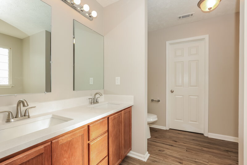 1,900/Mo, 1391 E Nir Shreibman Blvd La Vergne, TN 37086 Main Bathroom View
