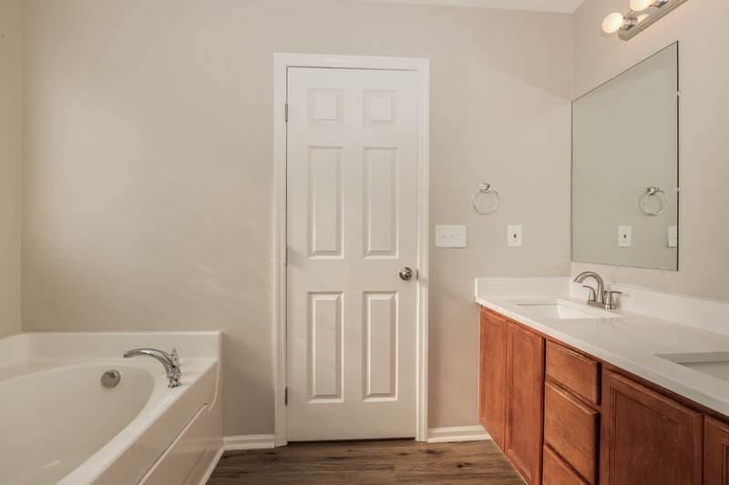 1,900/Mo, 1391 E Nir Shreibman Blvd La Vergne, TN 37086 Main Bathroom View 2