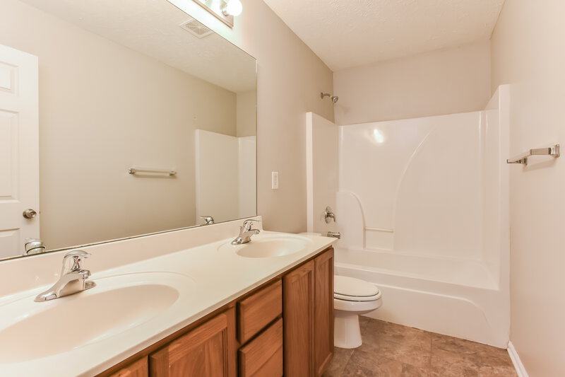 1,900/Mo, 1391 E Nir Shreibman Blvd La Vergne, TN 37086 Bathroom View 2