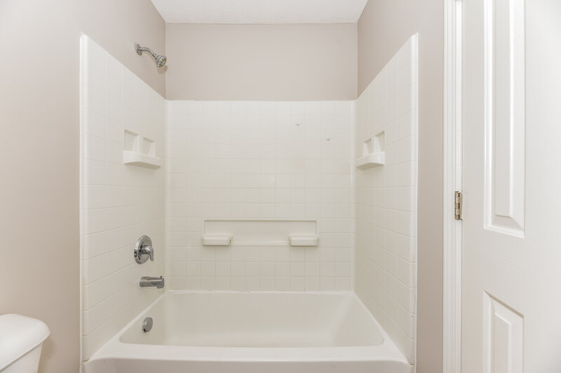 2,025/Mo, 1104 Modesto Ct La Vergne, TN 37086 Main Bathroom View 2