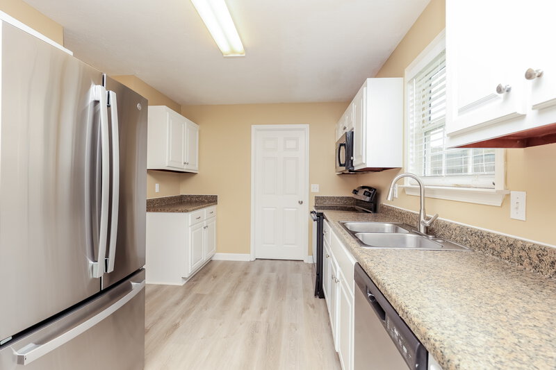 2,240/Mo, 119 Howard Woody Dr La Vergne, TN 37086 Kitchen View 2