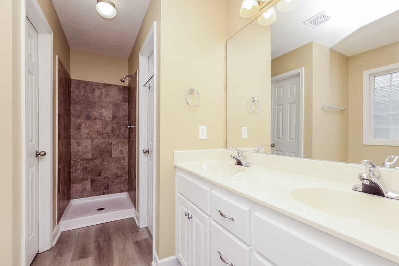 2,240/Mo, 119 Howard Woody Dr La Vergne, TN 37086 Main Bathroom View